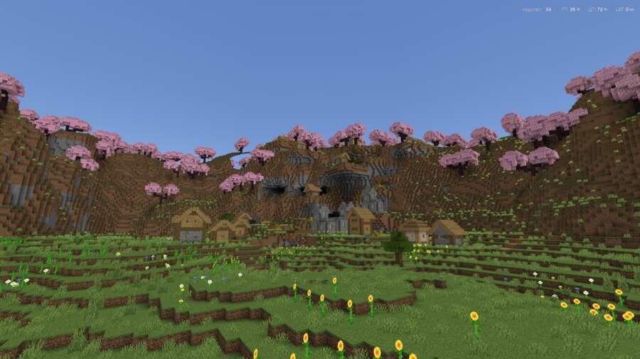 Вид на деревушку, сакуру и склоны высокой горы