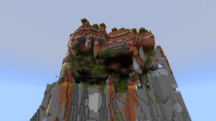 Гора с пещерой на фоне океана вблизи 2