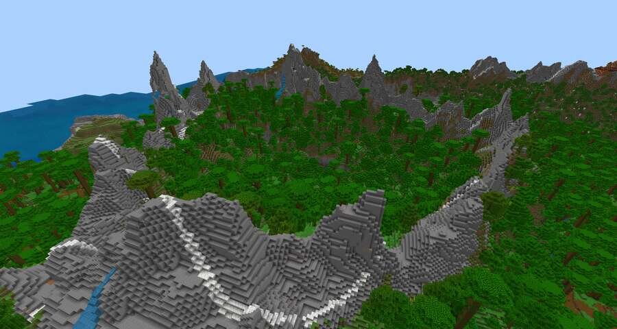 Вид на горы с ущельем с расстояния