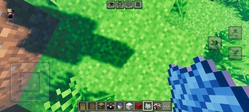 Синий краситель в руке