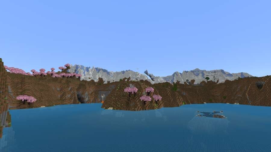 Вид на озеро на фоне гор