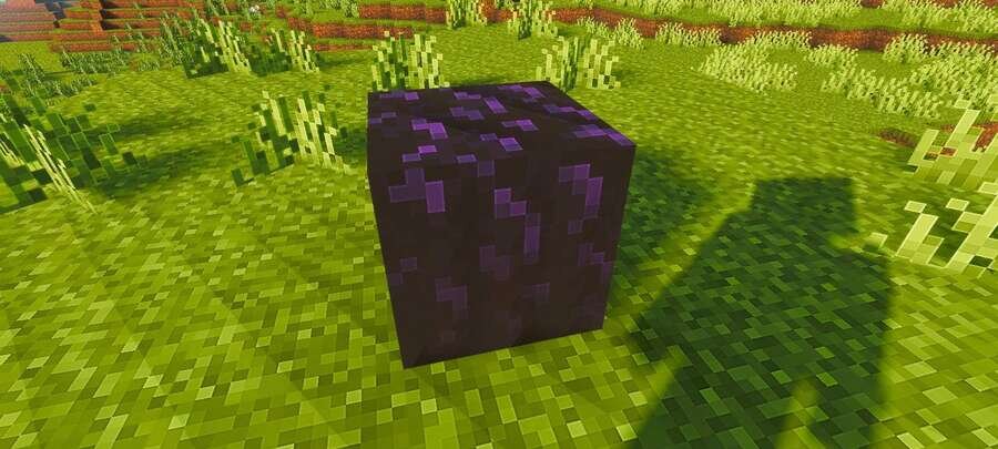 Обсидиановый блок на траве