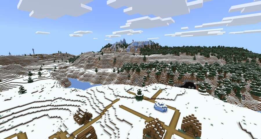 Вид из деревни на высокую, снежную гору