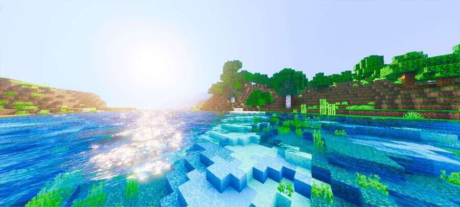 Ярко-синяя вода