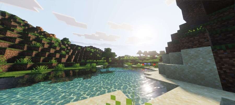 Яркий свет Солнца на воде