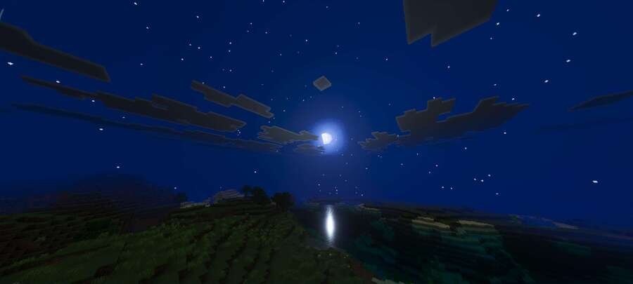 Яркая Луна на темном небе