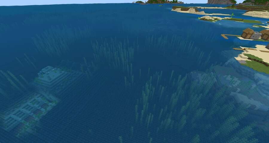 Вид на подводный храм на фоне воды