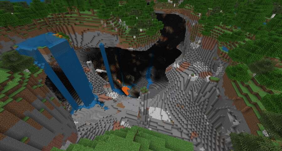 Вид на открытую пещеру сверху на фоне лесов