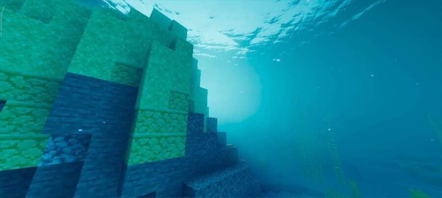 Ярко-голубая вода