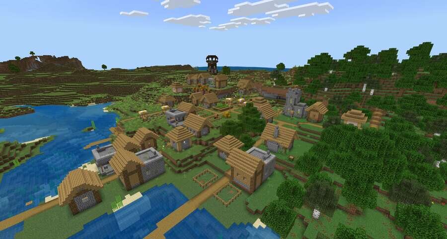 Красивая, небольшая деревушка на фоне синего неба и зеленого леса