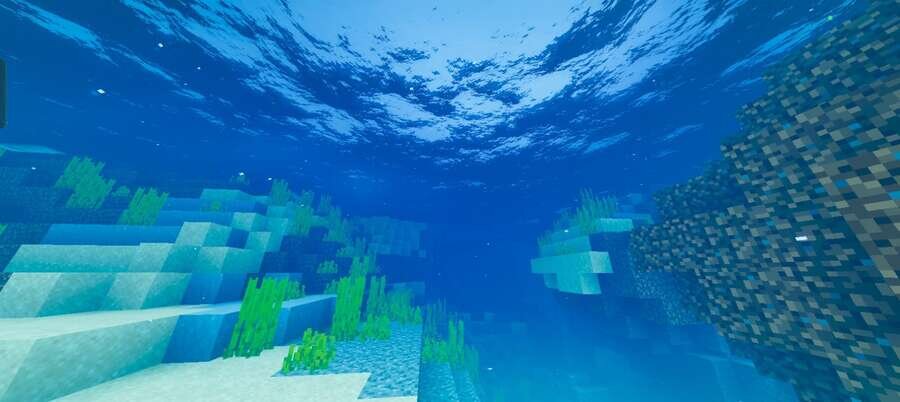 Ярко синяя вода