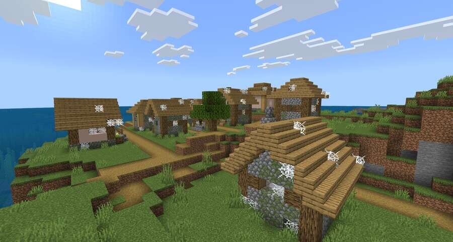 Вид на разрушенные домики на фоне неба