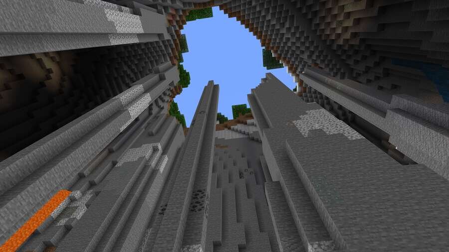 Вид на небо из пещеры с высокими, каменными стенами