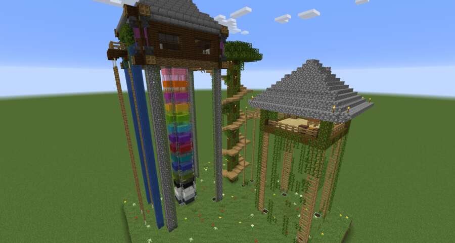 Цветной дом на дереве вид сзади