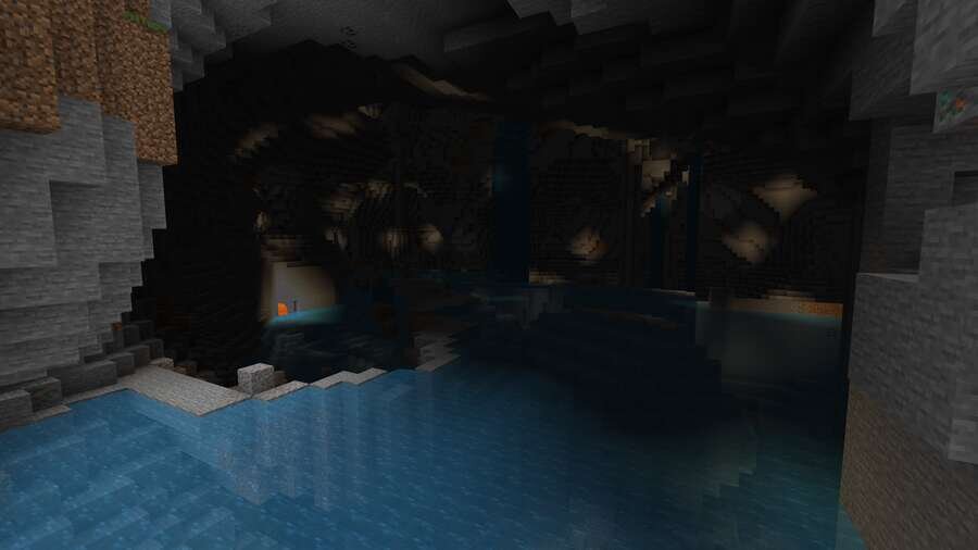 Темная пещера внутри горы рядом с деревней