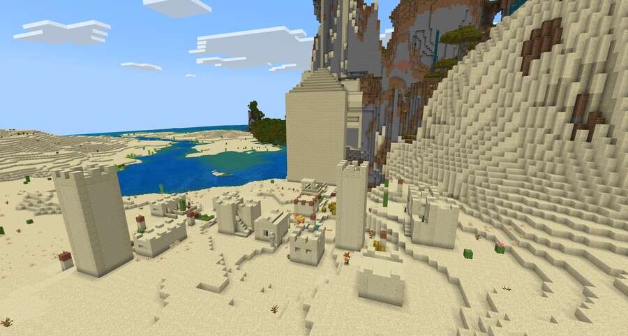 Высокий храм на фоне небольших домиков в игре