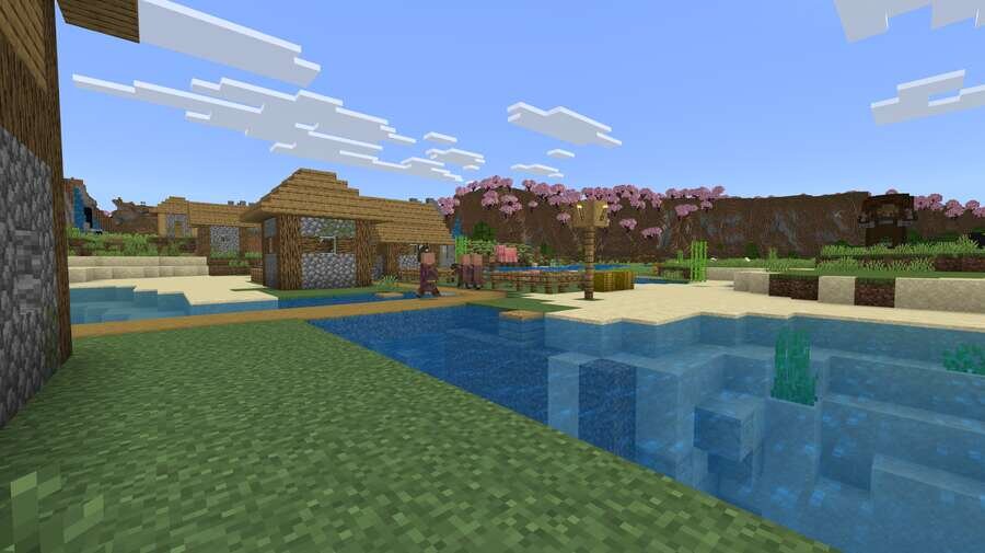 Вид на горы с сакурой на фоне деревенских домиков