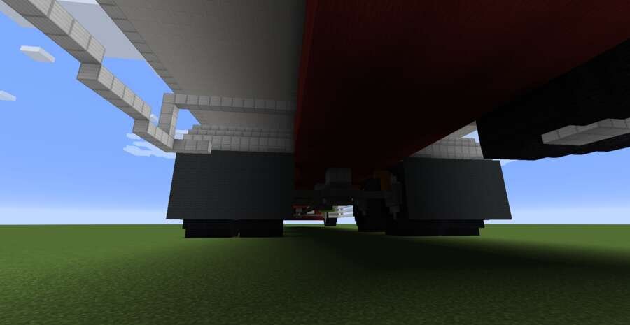 Огромный грузовик вид снизу