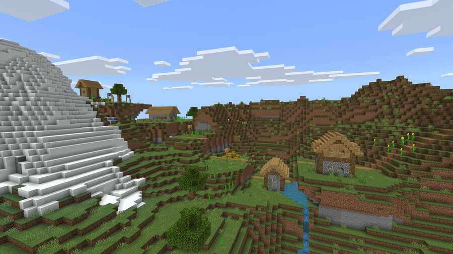 Обычная деревня на фоне синего неба и высоких гор