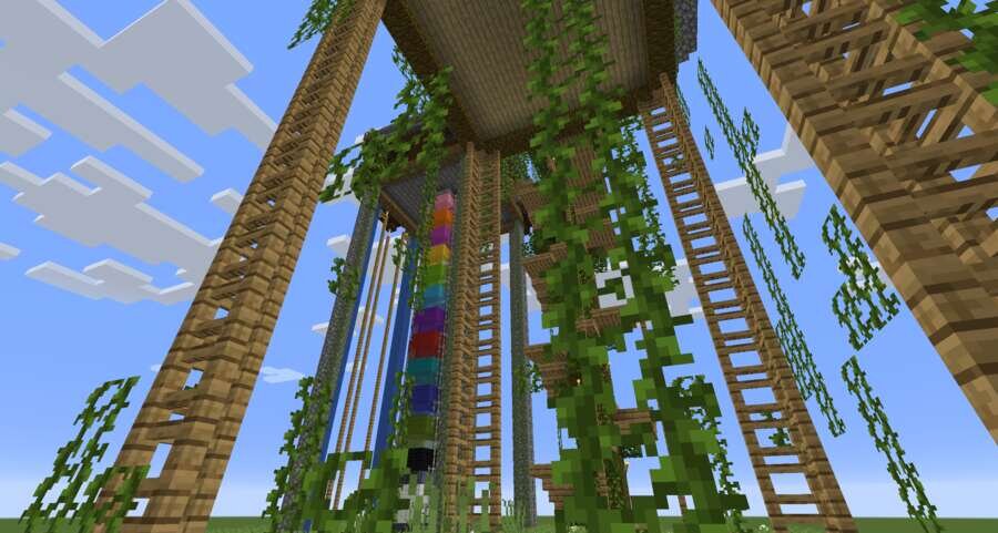 Цветной дом на дереве вид снизу