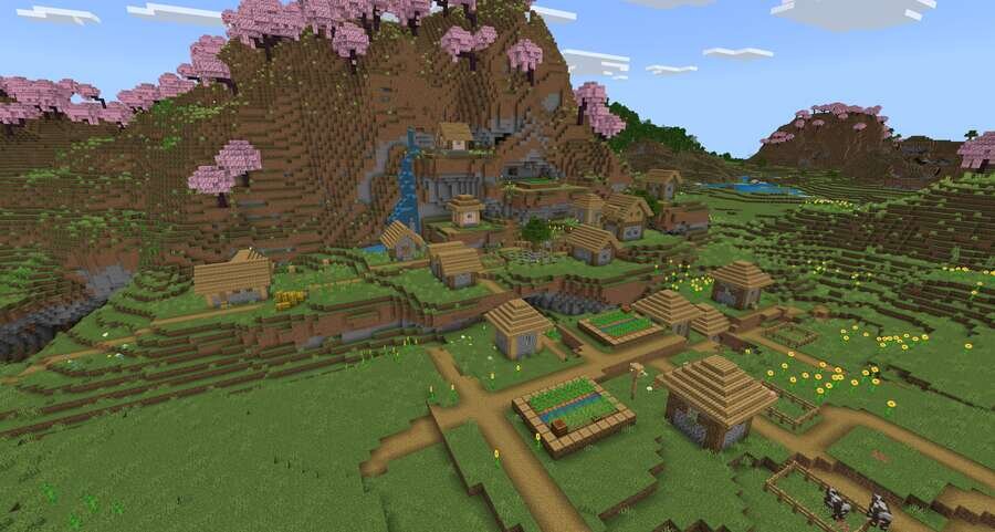 Вид на деревушку и гору с деревьями Сакуры