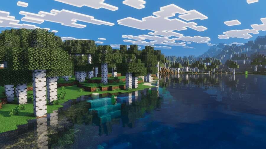 Темно-синяя вода в лесу