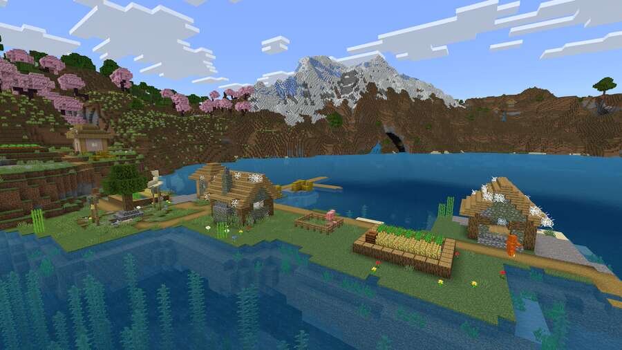 Заброшенная деревушка вблизи воды на фоне высоких гор