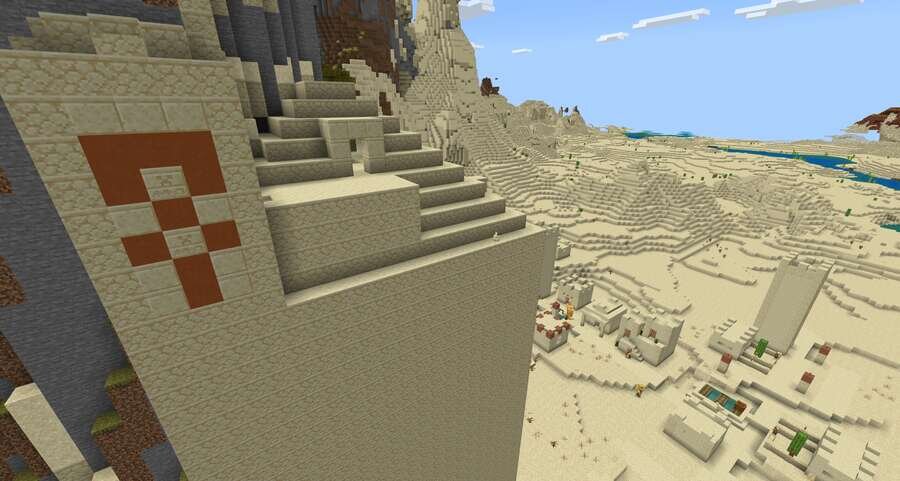 Храм на фоне домиков и пустыни