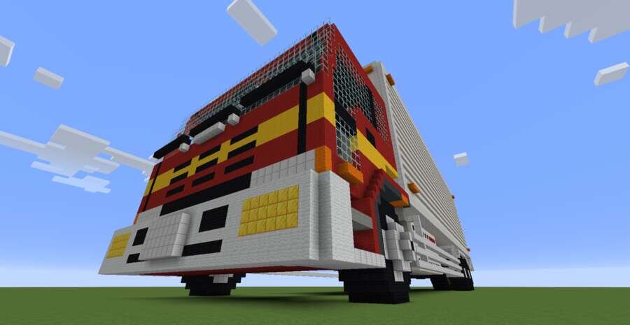 Огромный грузовик вид снизу