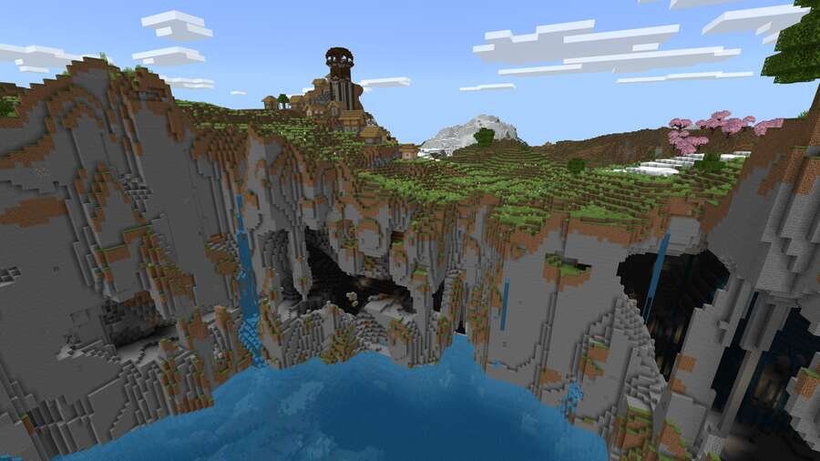 Большие пещеры прямо у деревни на фоне воды