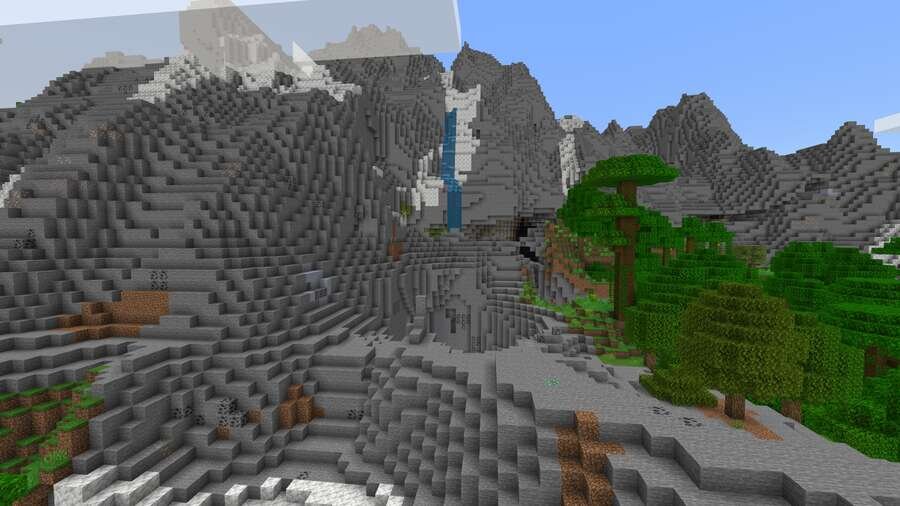 Вид на гору с большим количеством железной руды