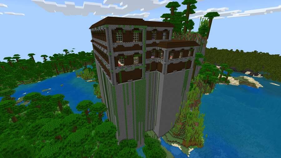 Вид на высокий особняк на фоне воды сзади