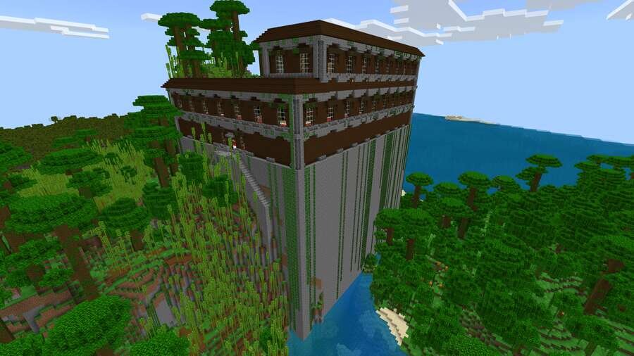 Вид на высокий особняк на фоне воды