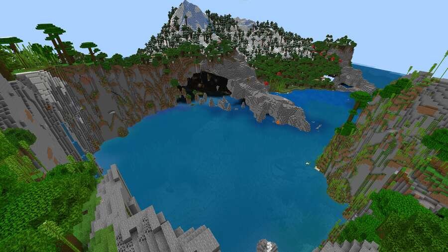 Как выглядит бухта с огромной пещерой и горами